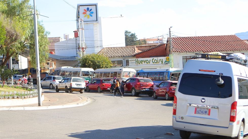 DEMANDA. Persisten las largas filas de vehículos en los surtidores de carburantes.