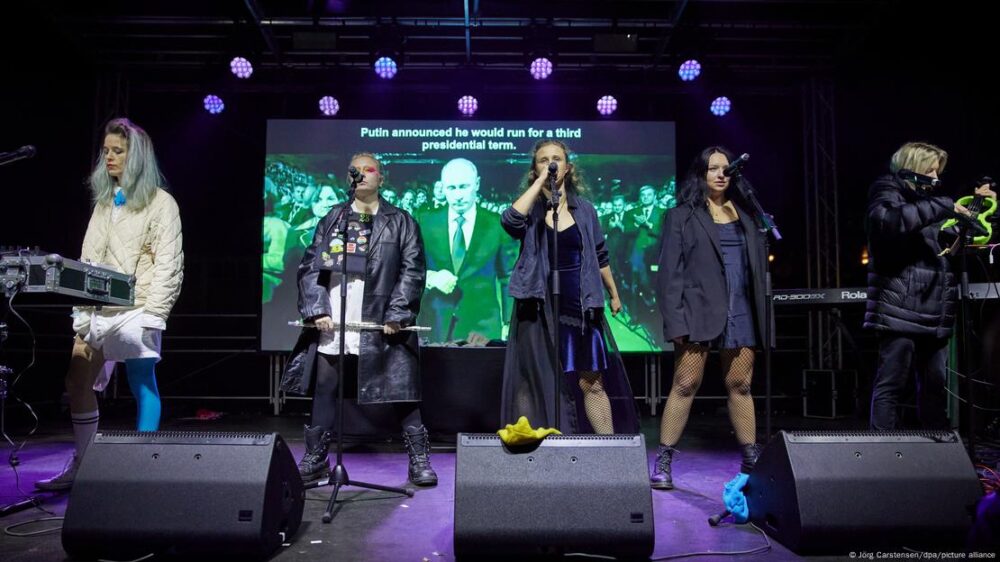 La agrupación rusa de punk Pussy Riot se presenta en un concierto por la democracia, en Berlín (10.11.2024)