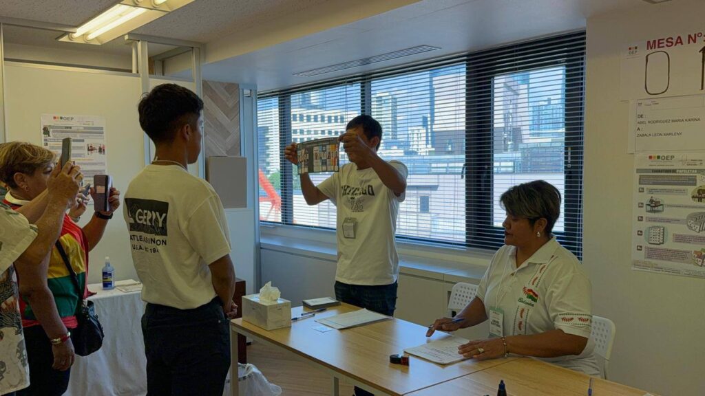 Bolivianos votan en Tokio este domingo 17 de agosto. / Foto: TSE.
