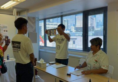 Bolivianos votan en Tokio este domingo 17 de agosto. / Foto: TSE.