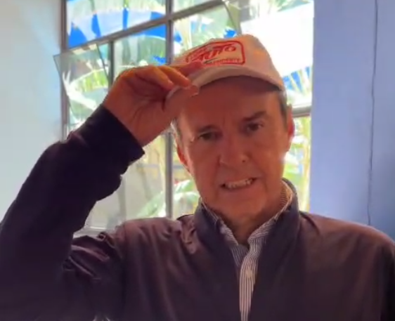 El candidato Jorge Tuto Quiroga a su llegada a Tarija. / Foto: eju.tv