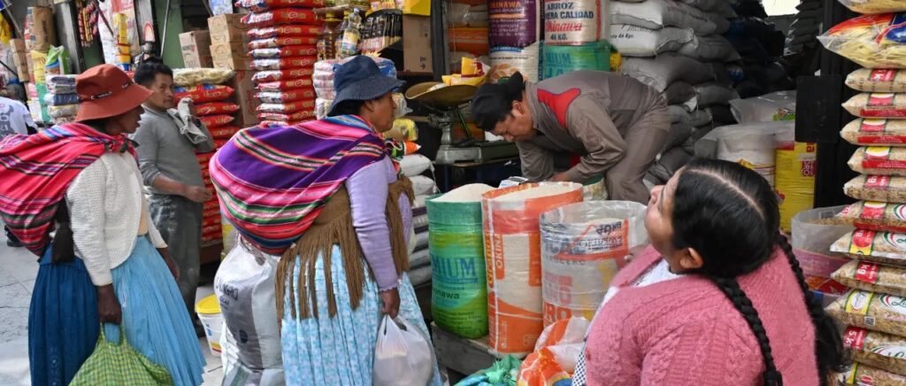 Dos mujeres se acercan a una tienda de abarrotes. / Foto: Unitel.