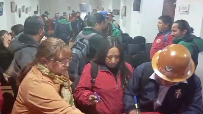 El diálogo que sostuvieron los trabajadores del relleno con autoridades de la Alcaldía de La Paz. / Foto: Visor 