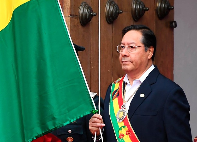 El presidente Luis Arce en la iza de la bandera en la Casa de Libertad. / Foto: Comunicación del Estado.