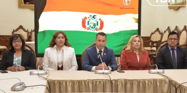 Los magistrados que anunciaron el evento paralelo por el Bicentenario.