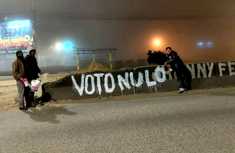 Un grupo de personas pinta un muro para promover el voto nulo. / Foto: Wilma Alanoca.