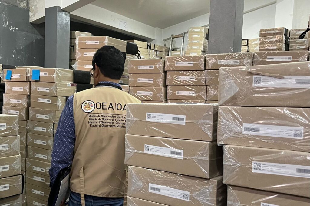 Un observador de la OEA revisa el material electoral en La Paz. / Foto: TED La Paz.