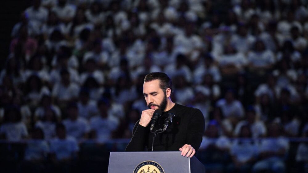 El presidente de El Salvador, Nayib Bukele, hace un gesto mientras pronuncia un discurso ante estudiantes de secundaria en el Gimnasio Nacional Adolfo Pineda en San Salvador el 15 de marzo de 2025.