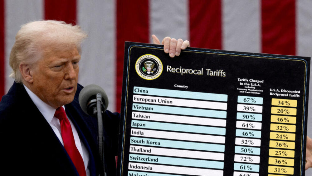 Foto de archivo del 2 de abril de 2025. El presidente de los Estados Unidos, Donald Trump, hace comentarios sobre los aranceles en el Salón Rosa de la Casa Blanca en Washington, D.C., EE. UU.