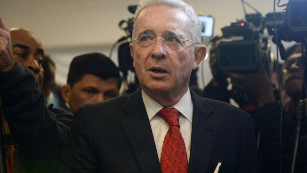 El expresidente de Colombia Álvaro Uribe es condenado a 12 años de prisión domiciliaria | Euronews