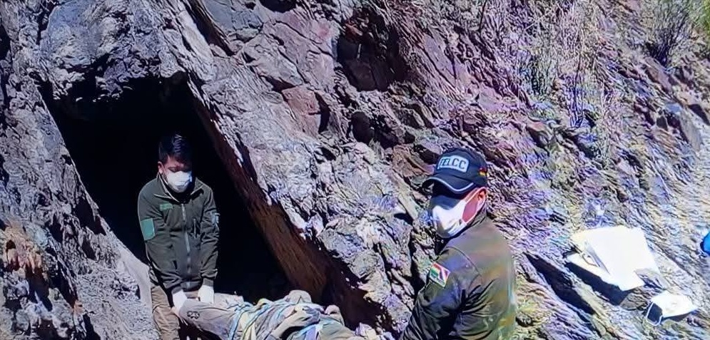 Policías sacando el cuerpo de un minero en Potosí