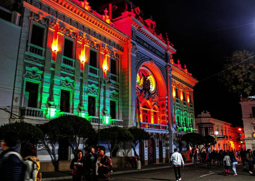 Actos especiales en Sucre la noche del jueves, en el inicio de los festejos por el Bicentenario. Foto: APG