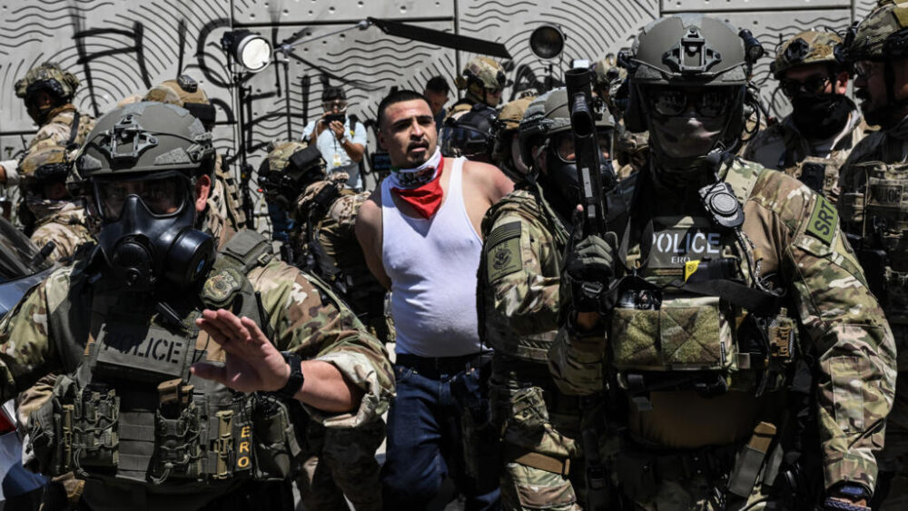 El presidente de Estados Unidos Donald Trump ordenó el despliegue de militares en el sur de California, que han detenido a migrantes en lavaderos de autos, paradas de autobús, tiendas y granjas.