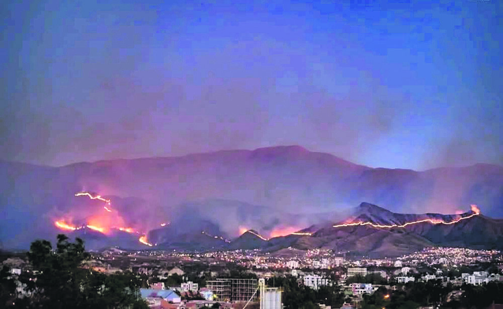 El fuego en la serranía de Sama provocó miedo e incertidumbre en Tarija.