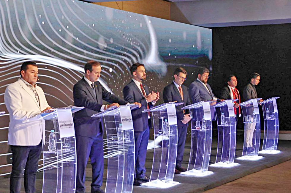 DEBATE. Los candidatos presidenciales, en un pasaje del encuentro, que se desarrolló en Santa Cruz.