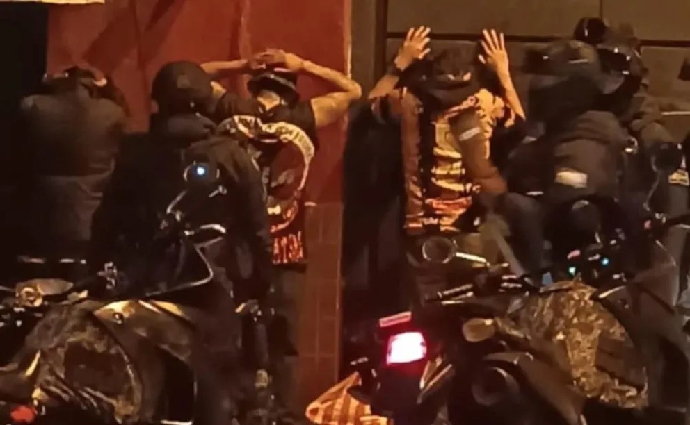 En redes sociales circula la fotografía de un operativo de la Policía contra integrantes de la Ultra Sur. 
