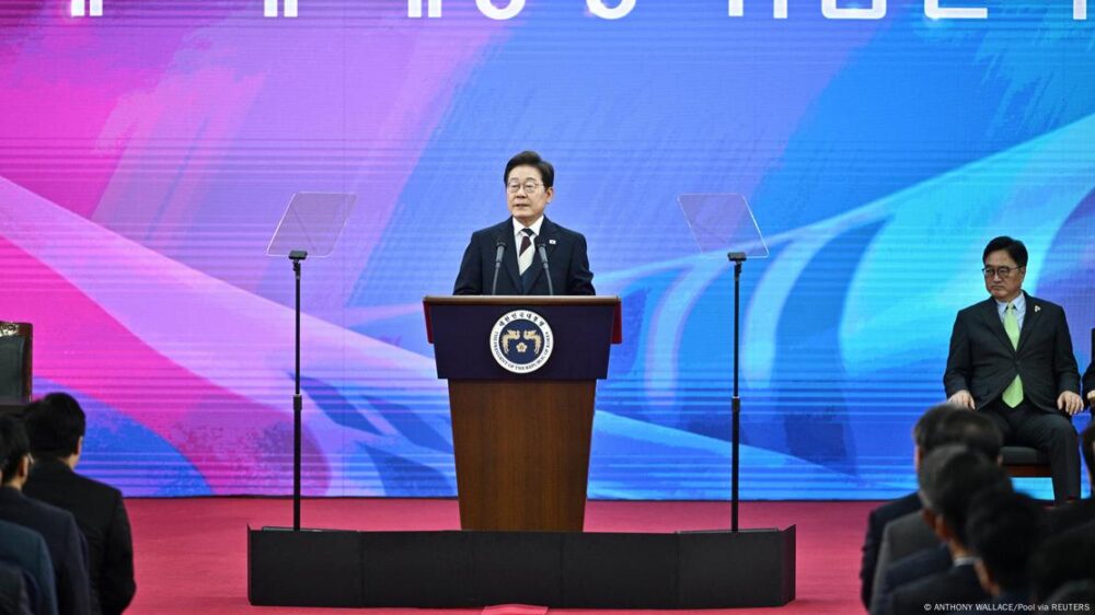 Lee Jae-myung, presidente de Corea del Sur, habla en un podio durante la asunción del cargo. 