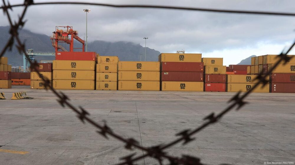 Contenedores esperan en el puerto de Ciudad del Cabo, Sudáfrica.