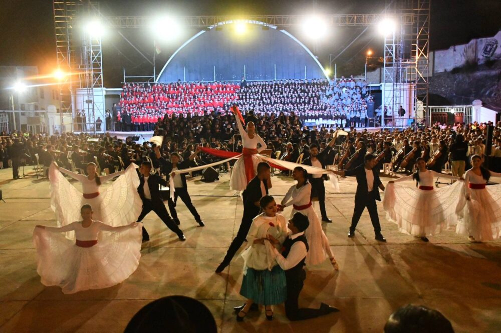 La integración cultural y musical del país se expresó en un sorprendente concierto con la participación de un coro de más de 250 voces 