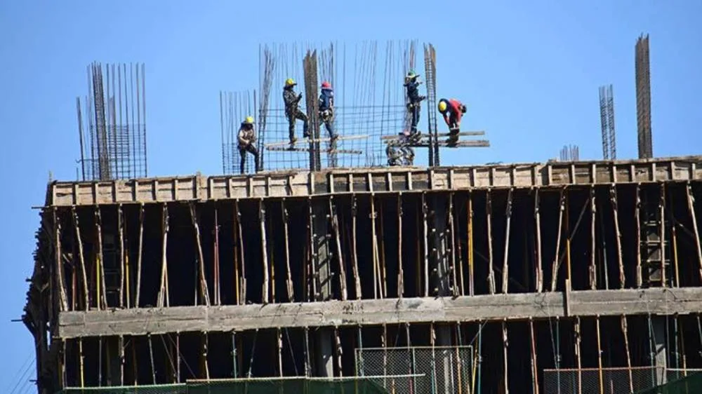 EDIFICIO. Obreros en plena tarea en una edificación, los costos de construcción están en alza.