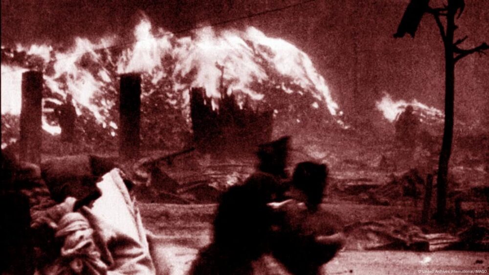 Personas corren entre el fuego en Hiroshima tras el lanzamiento de la bomba atómica Personas corren entre el fuego en Hiroshima tras el lanzamiento de la bomba atómica