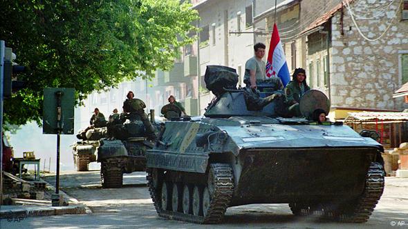 Un tanque con varias personas y la bandera de Croacia. En agosto de 1995, las tropas croatas derrotaron a sus oponentes serbios en Krajina.