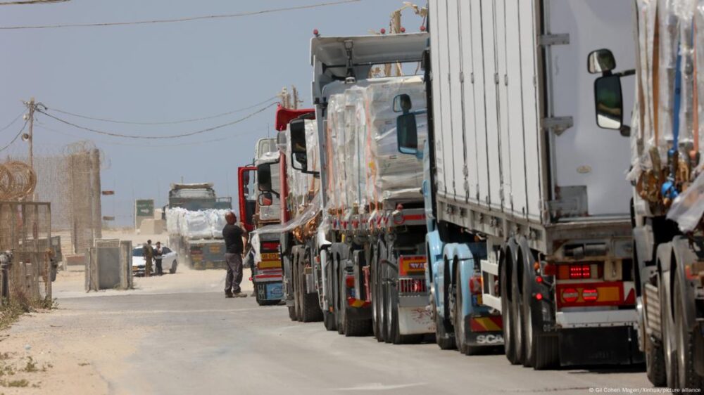 Camiones con ayuda humanitaria pasan el cruce fronterizo de Sderot para llegar a Gaza. (28.07.2025).