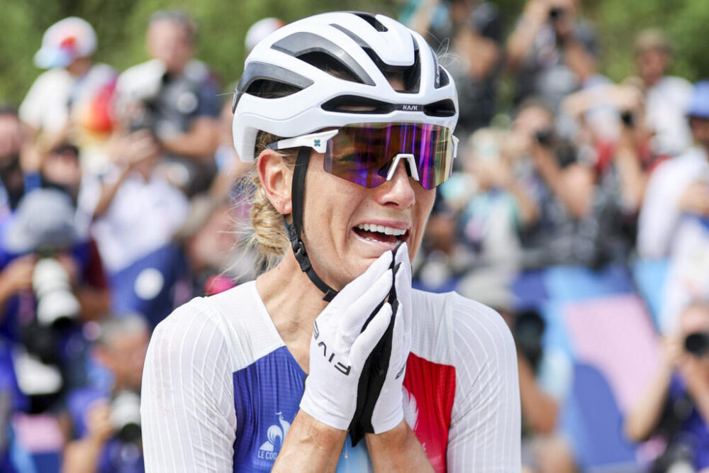 Pauline Ferrand-Prévot tras ganar su título olímpico en los Juegos de París 2024.
