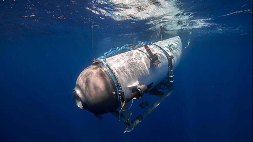 Imagen sin fecha cedida por la compañía OceanGate Expeditions muestra al submarino Titán iniciando una inmersión