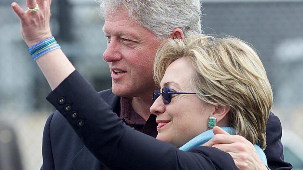 El presidente Bill Clinton y su esposa, Hillary, saludan a su llegada al aeropuerto de la isla de Martha's Vinyard, el 4 de agosto del año 2000 en West Tisbury (Massachusetts), al noreste de EEUU