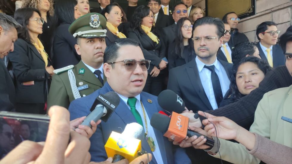 El fiscal general del Estado, Roger Mariaca, en un contacto con la prensa en Sucre. 
