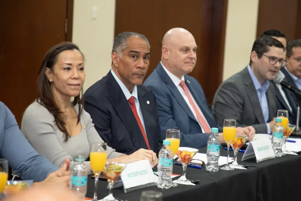 ENCUENTRO. Representantes de Panamá reunidos con empresarios bolivianos/ Foto: Cainco
