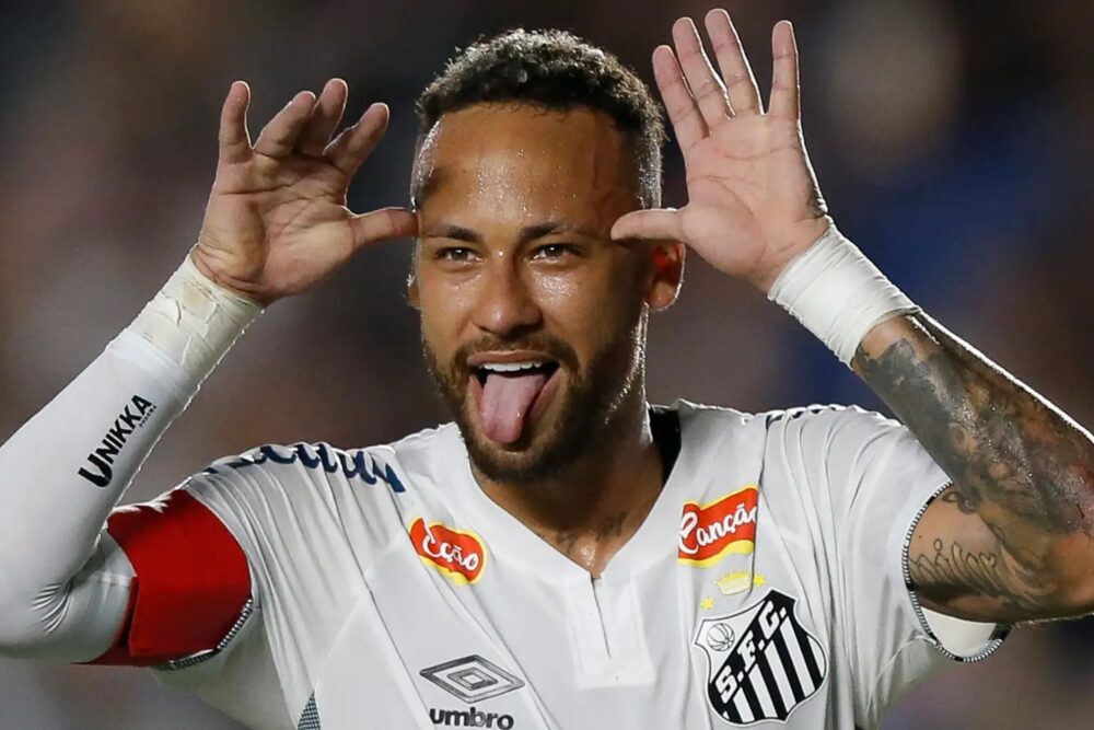 Neymar celebrando un gol con Santos en su vuelta a Brasil