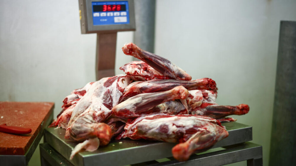 Piernas de cordero en la balanza de una carnicería del mercado de Smithfield, el 5 de diciembre de 2024 en el centro de Londres