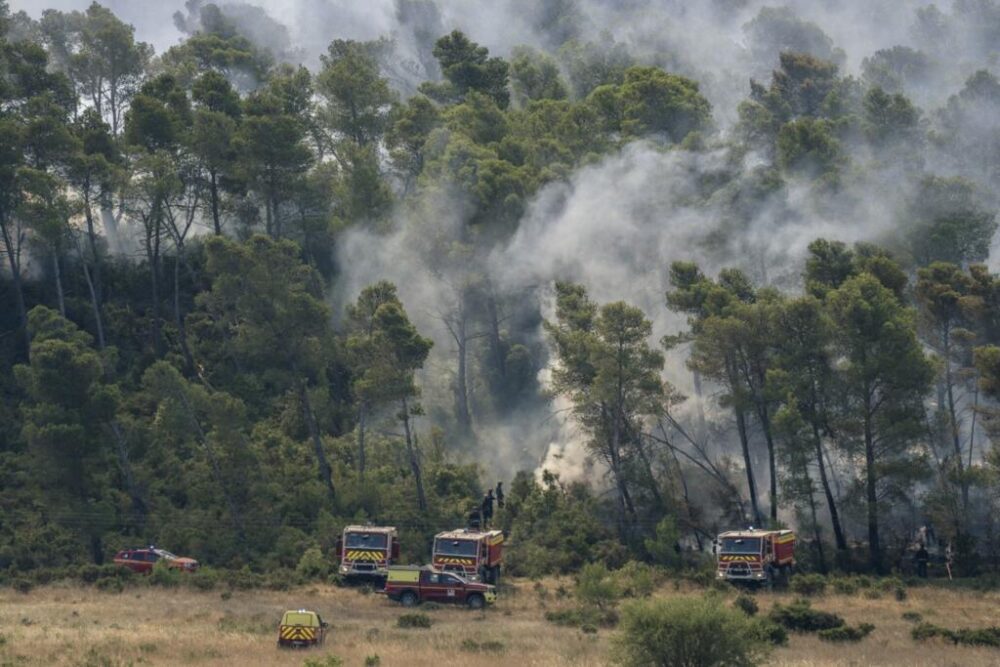 Los bomberos luchan contra el fuego en Saint-Laurent-de-la-Cabrerise, en el sur de Francia, el 8 de agosto de 2025.