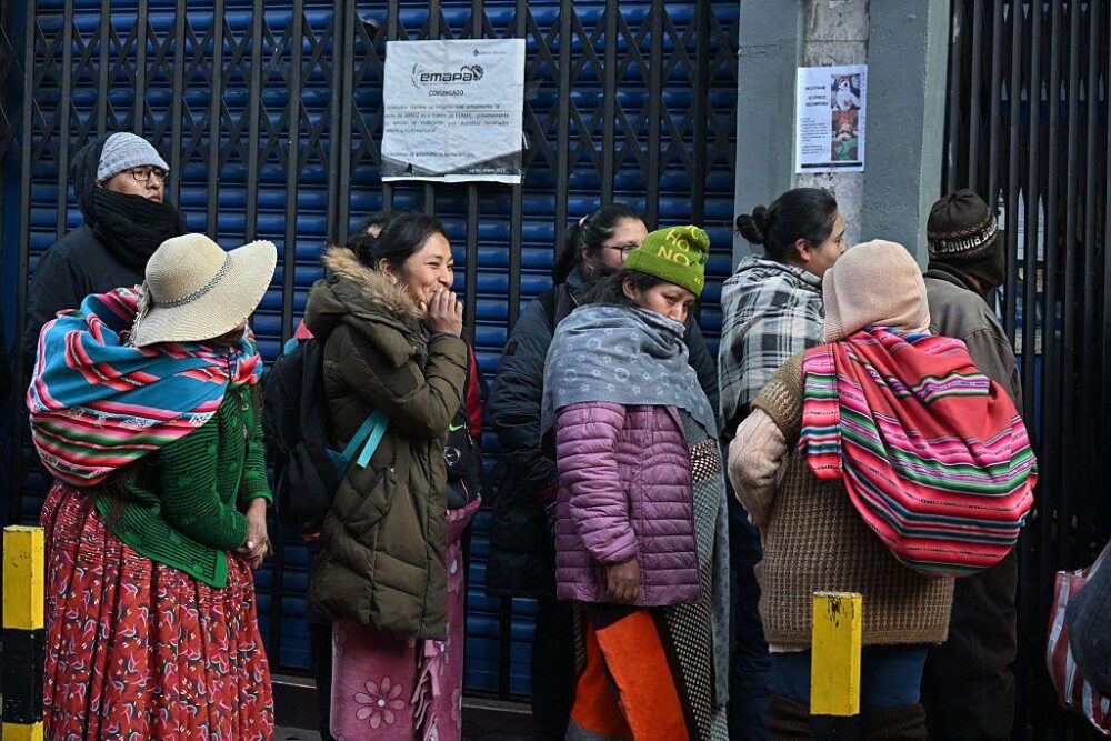La gente hace fila para comprar artículos básicos, 11 de junio de 2025. 