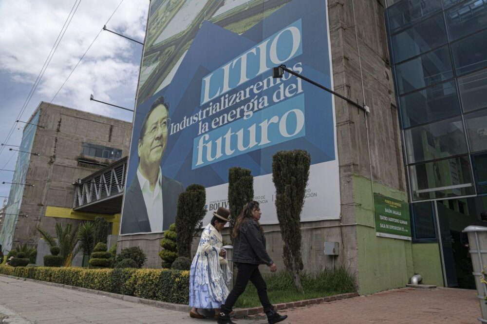 Cartel con el rostro del presidente Luis Arce