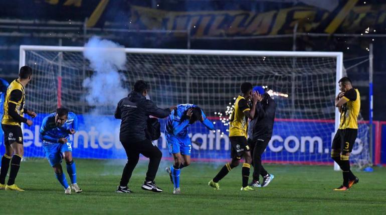 Instantes en que los hinchas atigrados lanzaron fuegos artificiales y pirotecnia en el cotejo con Blooming. | APG