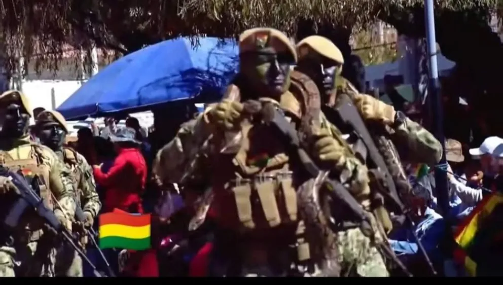 Una imagen de la parada militar con soldados portando serpientes. Foto: RRSS