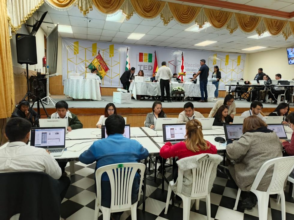 La sala de cómputo del Tribunal Electoral Departamental de Chuquisaca, en una anterior elección. 