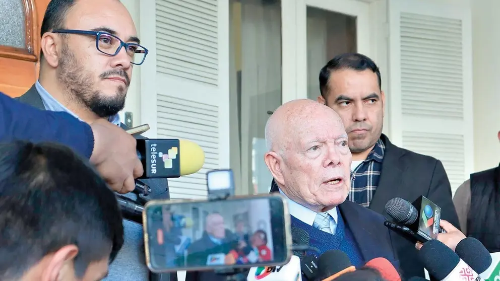 El presidente del TSE, Oscar Hassenteufel (c), acompañado por el vocal Gustavo Ávila./ APG