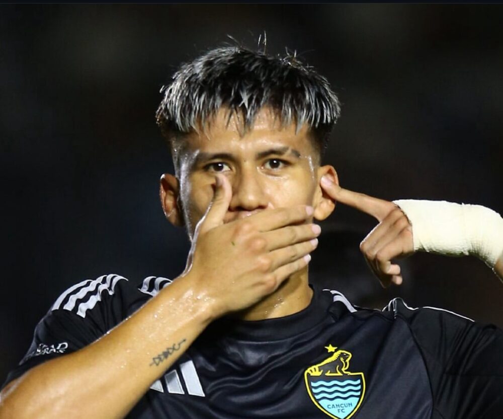 Leo Zabala festeja su gol.