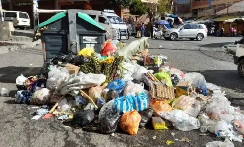 Basura acumulada este sábado en un mercado de La Paz. Foto: RRSS