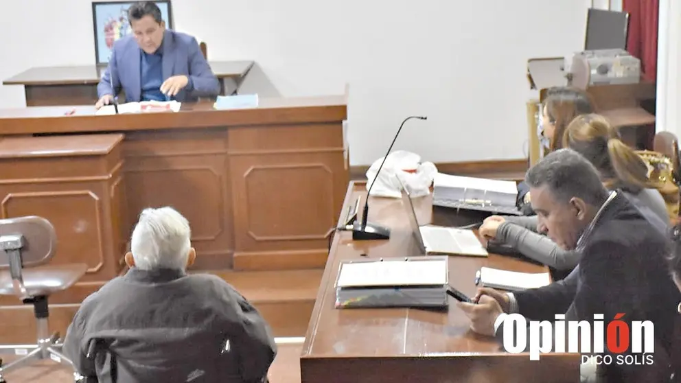 Los jesuitas al inicio del juicio por presunto encubrimiento./ DICO SOLÍS