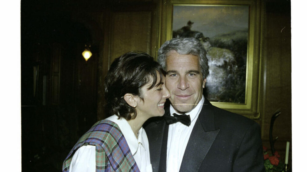 La miembro de la alta sociedad británica Ghislaine Maxwell y al financiero estadounidense Jeffrey Epstein