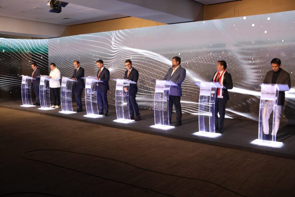 Los ocho candidatos en el debate presidencial organizado por el OEP