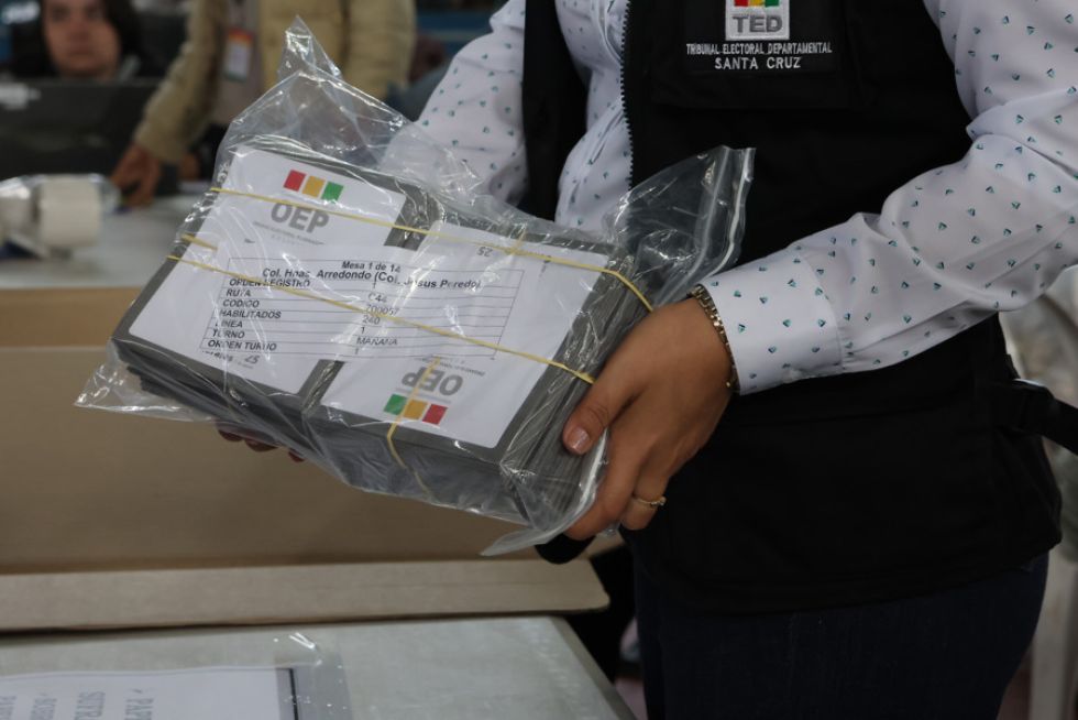 Un trabajador del Tribunal Supremo Electoral de Bolivia sostiene material para las elecciones generales.