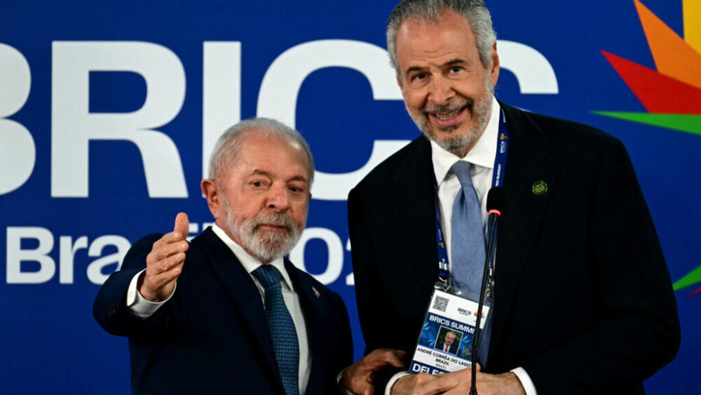El presidente brasileño, Luiz Inácio Lula da Silva, con André Correa do Lago, quien presidirá en noviembre la cumbre climática de la ONU en Belém, Brasil