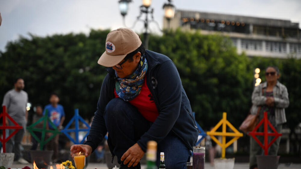 La activista Rosa Gallardo participa en una ceremonia en honor a las víctimas de un incendio en un refugio estatal para menores en 2017, en Ciudad de Guatemala, el 11 de agosto de 2025