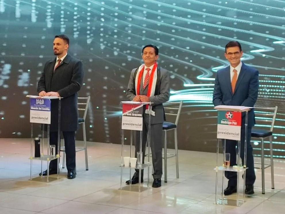 Los tres candidatos en el debate. FOTO: Paulo Lizárraga / Visión 360